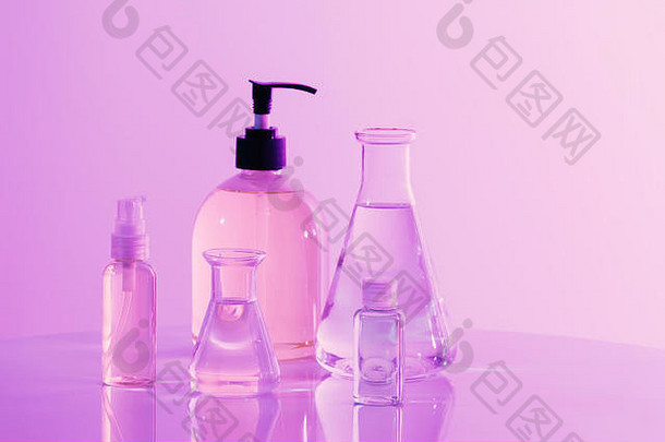 研究人员玻璃器皿实验室研究化妆品能源