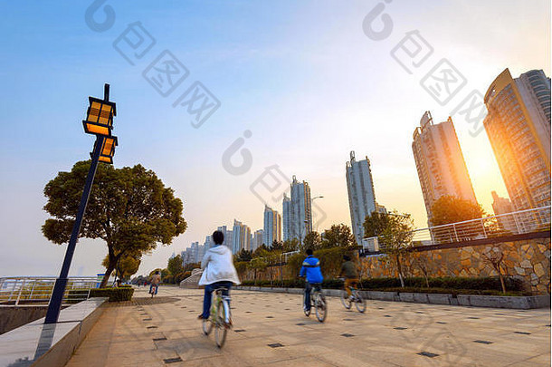 日落上海少年骑自行车