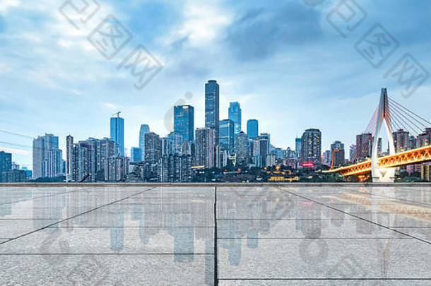 空大理石地板上城市天际线中国重庆晚上视图