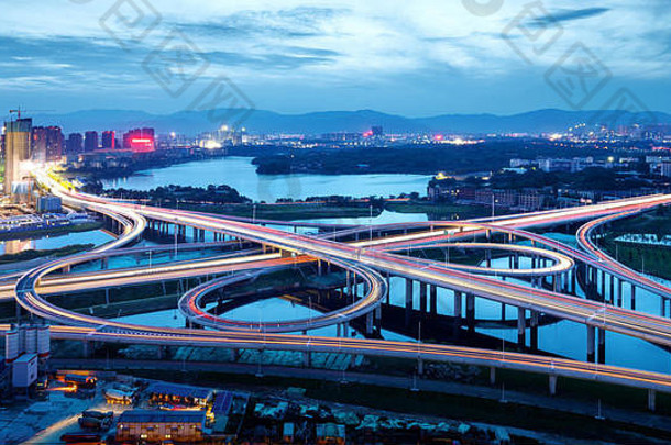 高速公路晚上汽车光现代城市