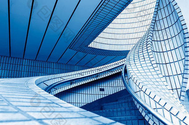 弯曲的<strong>旋转楼梯</strong>现代建筑部分蓝色的有色数字