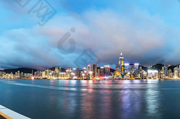 在香港香港中国维多利亚港晚上城市天际线