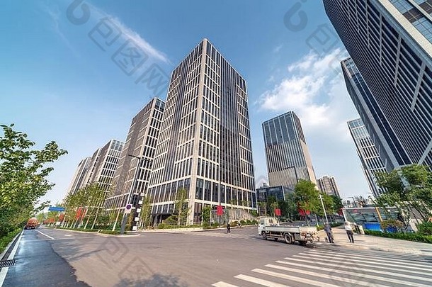 密集的摩天大楼道路济南中央商务区中国