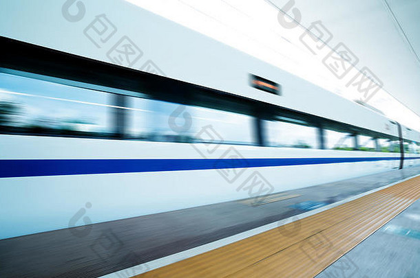 动态高速火车通过平台