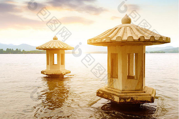 日落发光美丽的杭州西湖中国