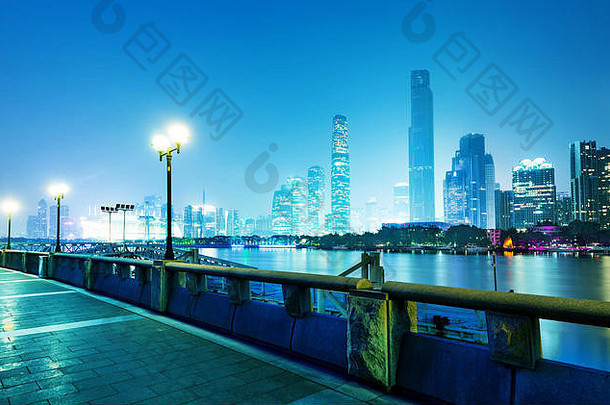 中国<strong>广州</strong>珍珠河河畔摩天大楼
