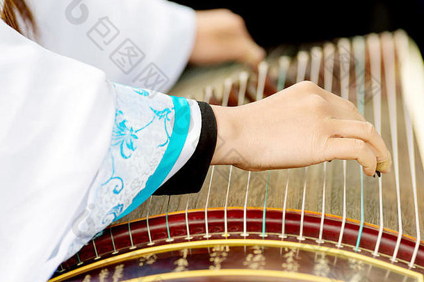 女孩玩古筝古筝郑简单的被称为郑中国人摘齐特琴字符串可移动的桥