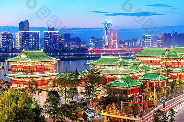 南昌tengwang展馆晚上中国人著名的古老的建筑