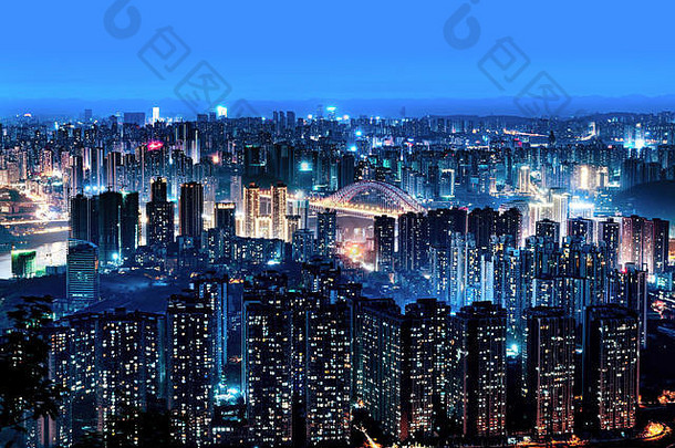 高层山城市晚上中国的西方城市重庆