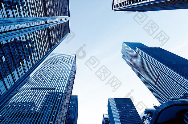底视图现代摩天大楼业务区蓝色的天空