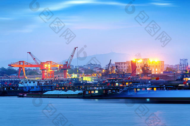 中国长江河码头起重机