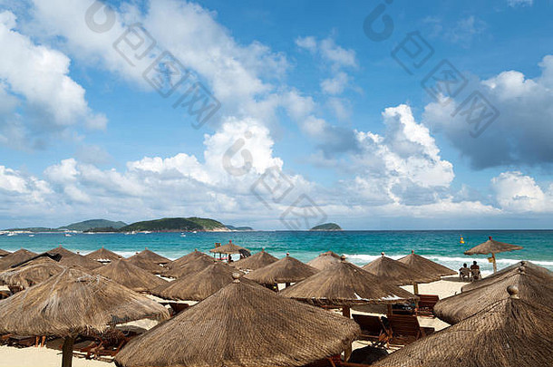 海滩雨伞椅子中国海南岛