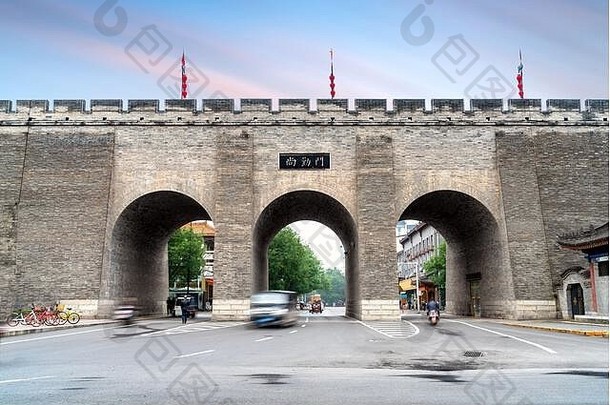 西安城市墙完整的古老的城市墙中国翻译shangqin门