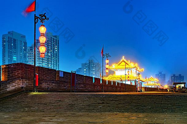古老的城市墙晚上西安中国