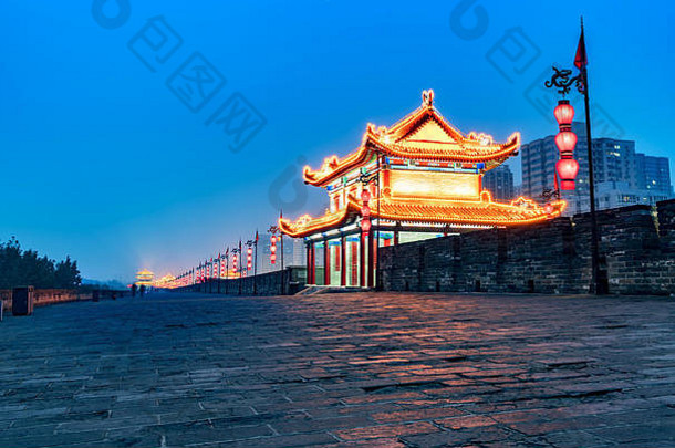 古老的城市墙晚上西安中国