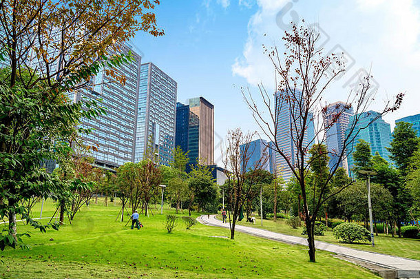 草坪上密集的现代建筑重庆中国
