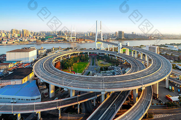 南浦桥拍摄特殊的表演开车中国上海