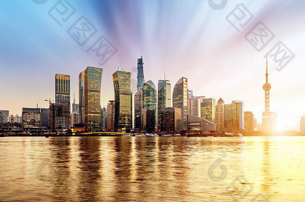 上海早....全景日出城市天际线色彩斑斓的天空黄埔河