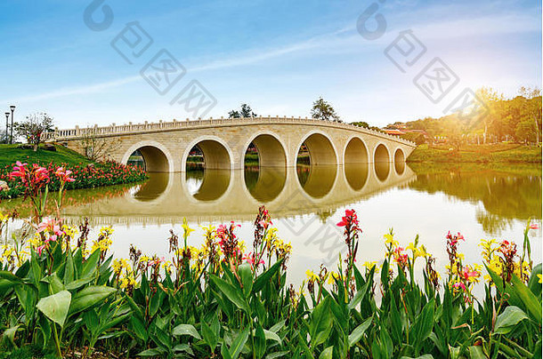 风格石头中国人拱桥绿色花园池塘北京中国