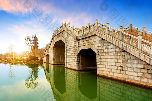 传统的中国人古老的建筑宝塔拱桥梁