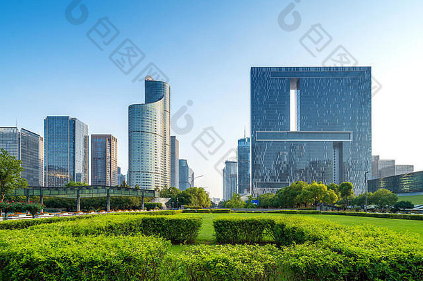 高层建筑草坪上杭州中国