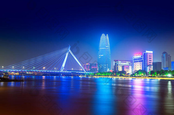 现代城市天际线忍保中国晚上