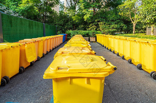满满的垃圾大滑轮垃圾箱垃圾回收花园浪费
