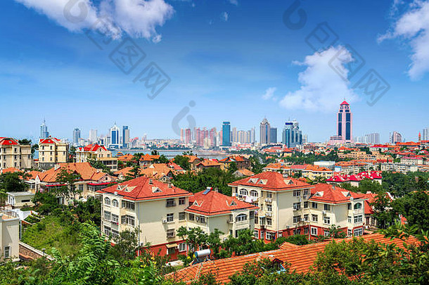 鸟的眼睛视图红色的屋顶城市景观青岛中国