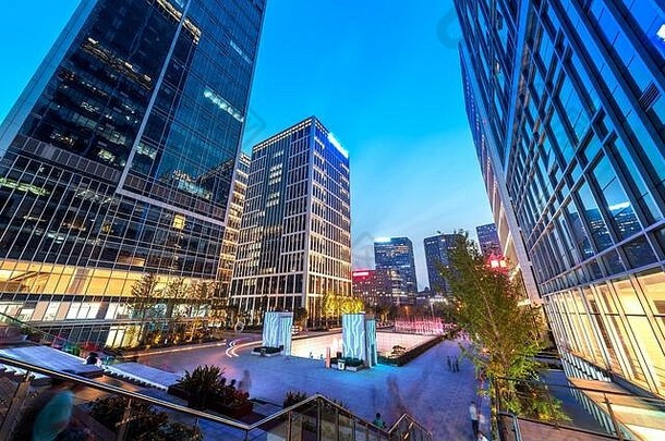 城市广场现代高层建筑晚上视图济南中国