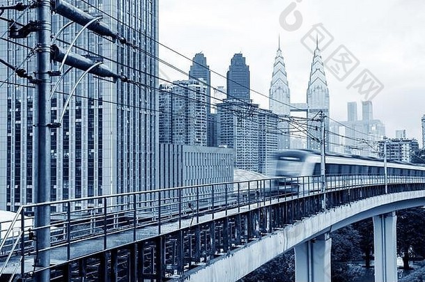 地铁火车摩天大楼现代城市重庆中国