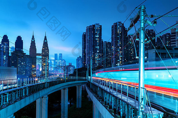 地铁火车摩天大楼现代城市重庆中国