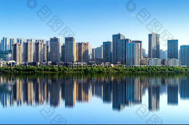 高层住宅湖边重庆中国