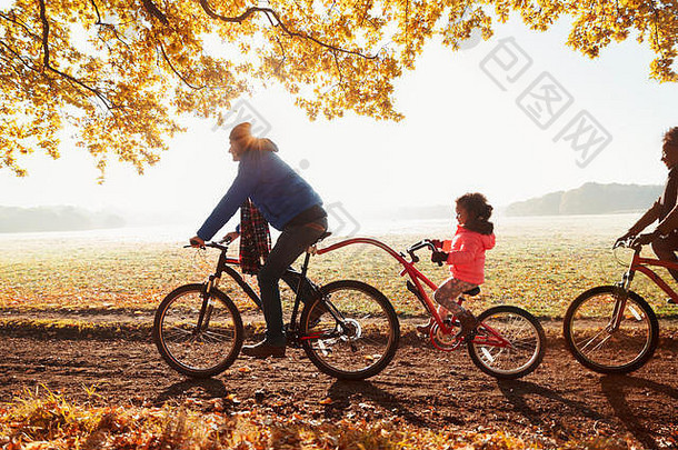父亲女儿自行车骑预告片自行车阳光明媚的秋天公园