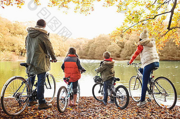 家庭坐着自行车公园