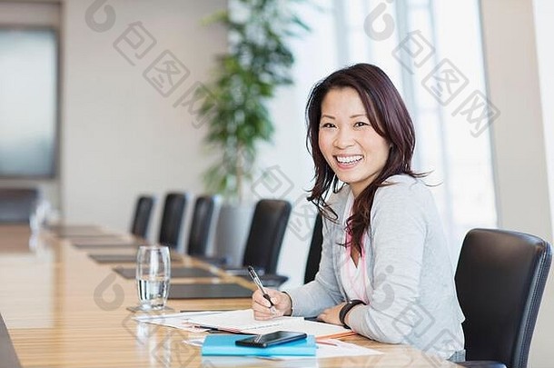 肖像自信微笑女商人工作会议房间