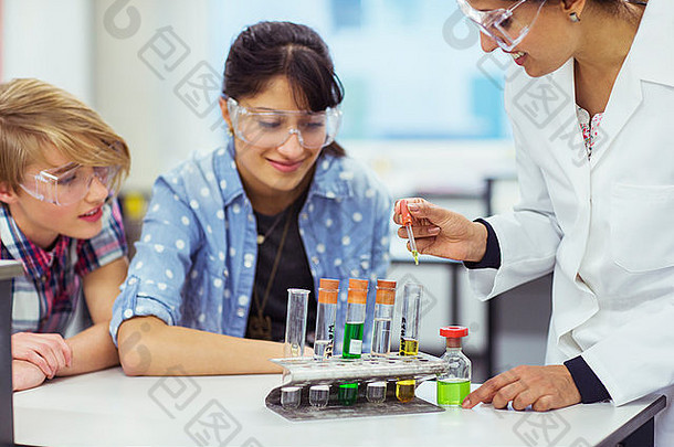 老师学生化学教训穿保护眼镜测试管