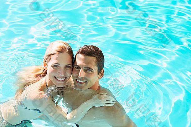 肖像微笑夫妇游泳池