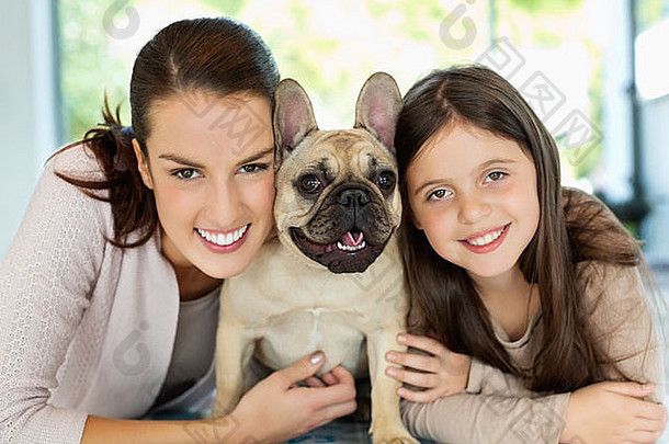 微笑妈妈。女儿拥抱狗