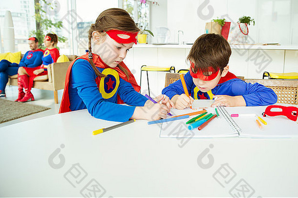 超级英雄孩子们画表格