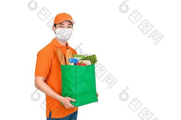 卫生男人。穿医疗面具携带超市杂货店购物袋提供首页交付服务孤立的白色背景