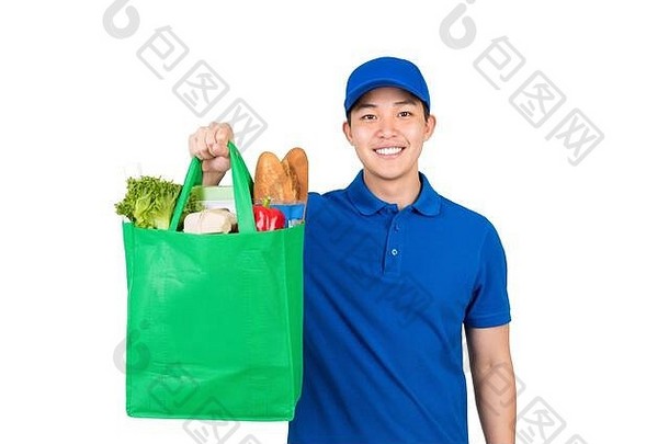 微笑英俊的亚洲交付男人。持有杂货店购物袋孤立的白色背景
