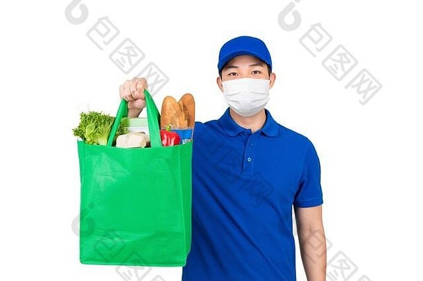 <strong>卫生</strong>男人。穿医疗面具持有超市杂货店购物袋提供首页交付服务孤立的白色背景