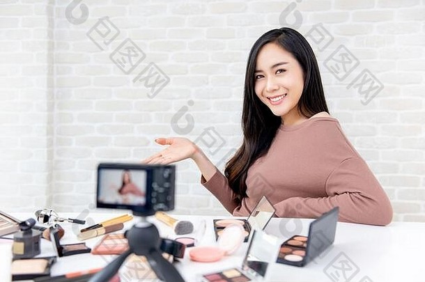 年轻的美丽的亚洲女人美视频博客影响者记录化妆品化妆教程分享社会媒体