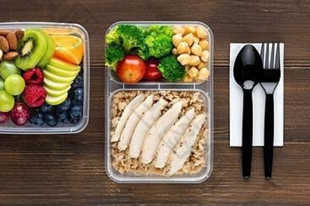 前视图有益健康的营养丰富的食物集盒子勺子叉木表格横幅背景