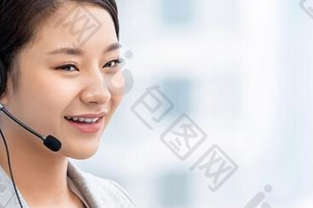 <strong>横</strong>幅微笑美丽的亚洲女客户服务操作符工作调用中心办公室