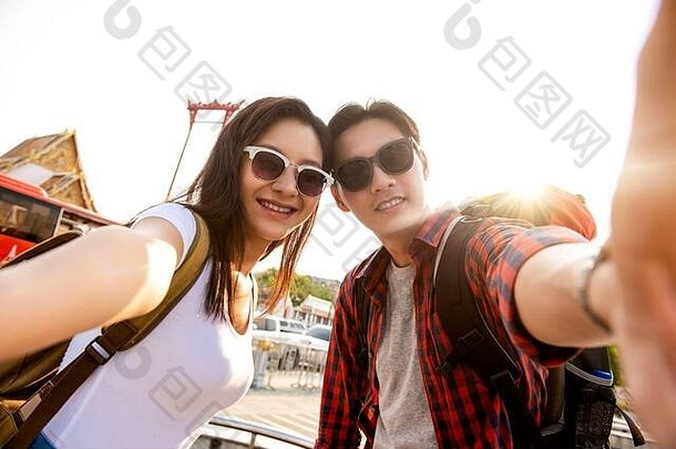 亚洲夫妇游客采取自拍旅行夏天假期曼谷泰国