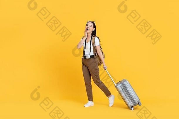 快乐年轻的亚洲旅游女人行李旅行假期孤立的黄色的背景