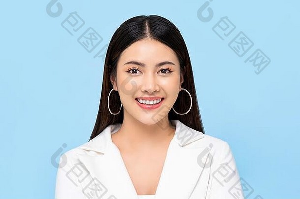 美肖像快乐自信微笑亚洲女人清晰的公平皮肤孤立的光蓝色的背景