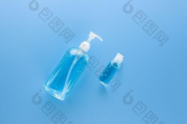 酒精手过来这里洗手液大泵瓶小旅行瓶保护冠状病毒光蓝色的医疗背景