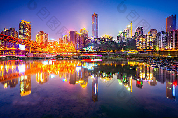 重庆中国河畔城市景观晚上嘉陵河